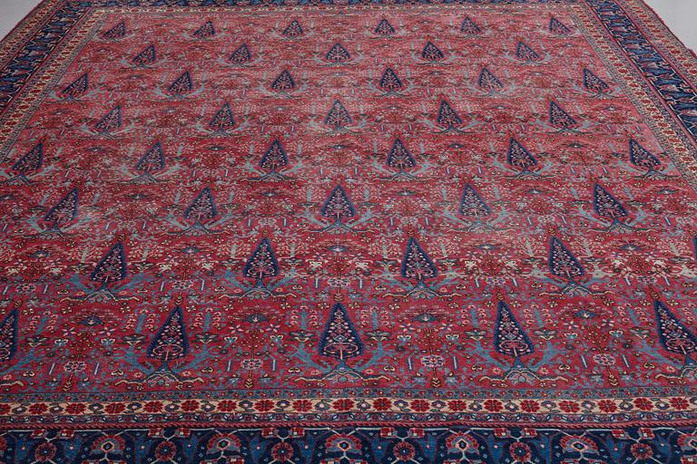 A CARPET, a semi-antique Tabriz, ca 429,5 x 343,5 cm.