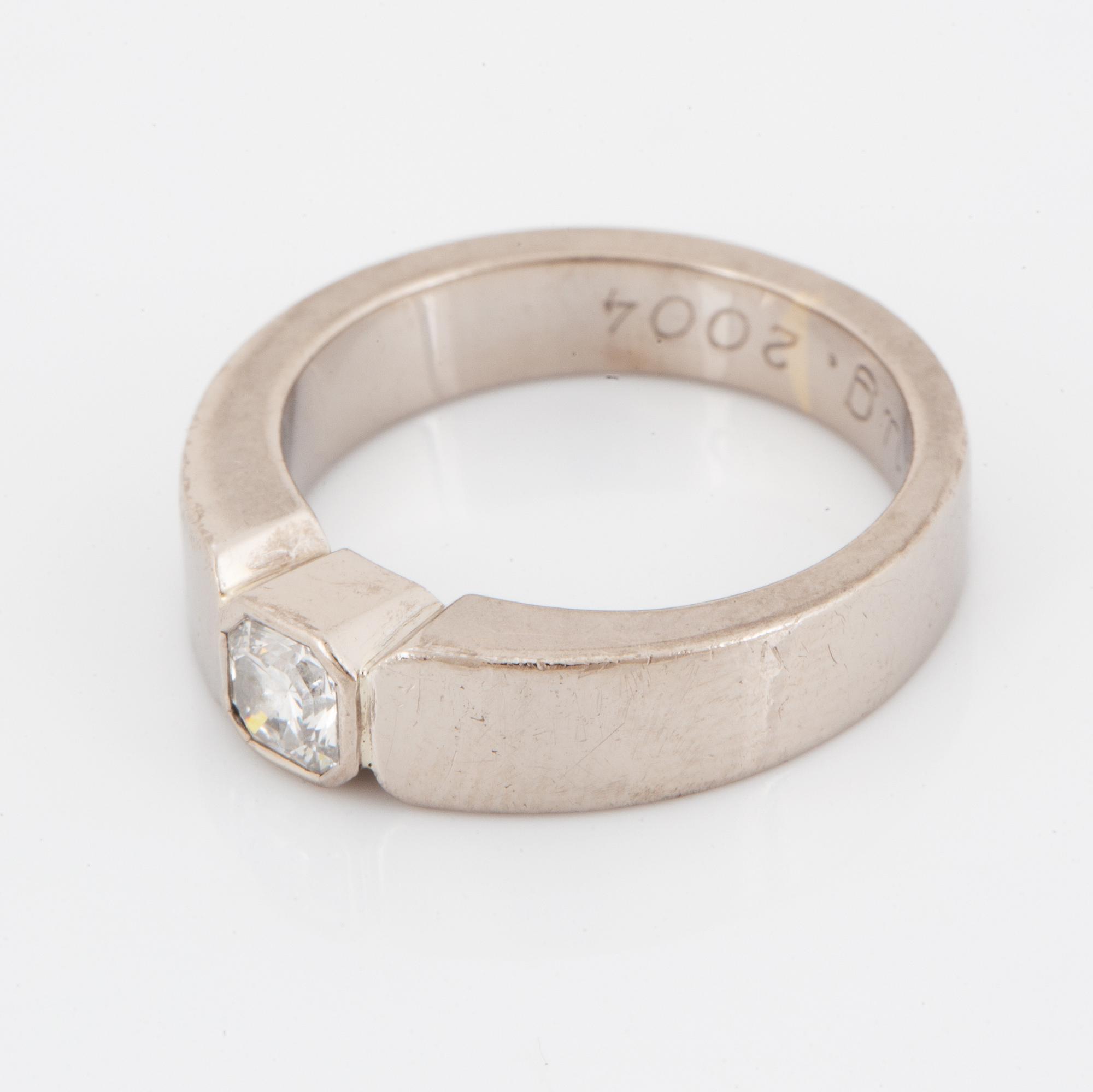 Flander-cut diamond ring.