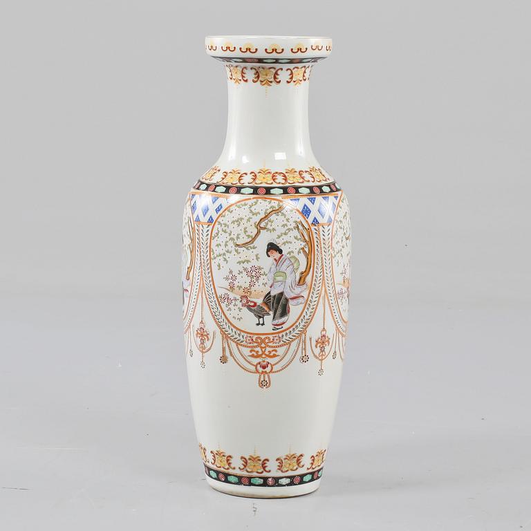 GOLVVAS, porslin, Kina, 1900-tal.