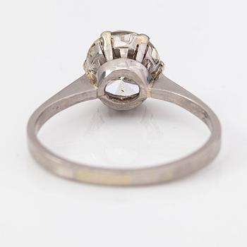 Ring, 18K vitguld, briljantslipad diamant ca 2.25 ct enligt certifikat.