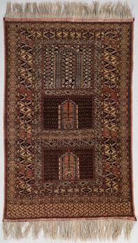A Tekke patterned semiantik oriental carpet, 185x120 cm.