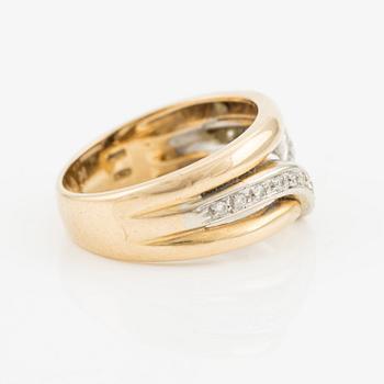 Ring 18K guld med små briljantslipade diamanter.