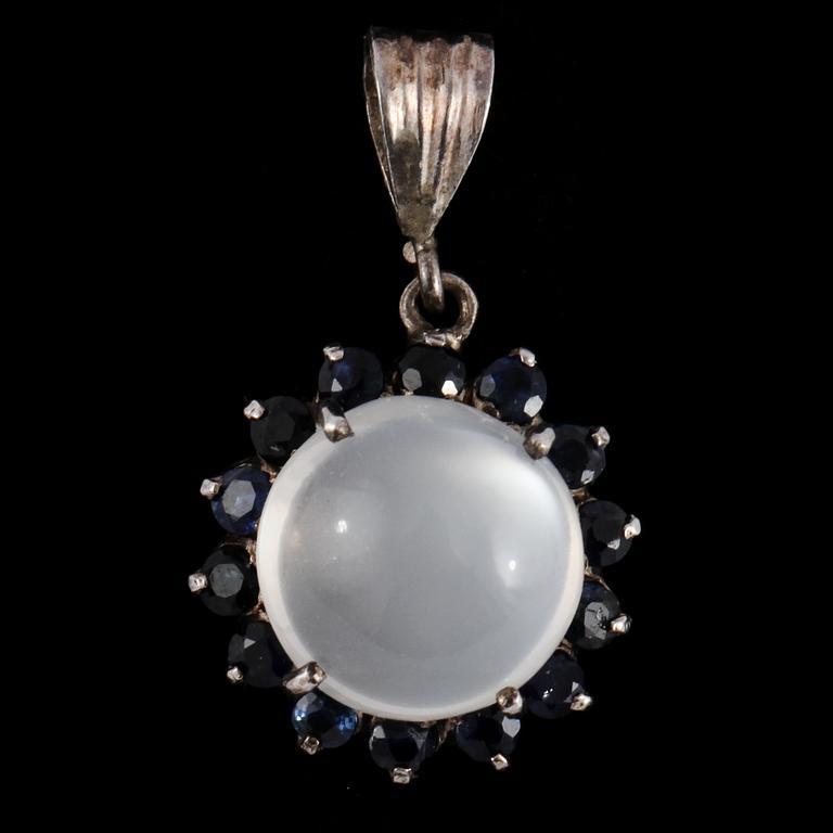 HÄNGE, silver med cabochonslipad månsten samt små fasettslipade blå stenar, 1900-talets andra hälft. Vikt 2 g.
