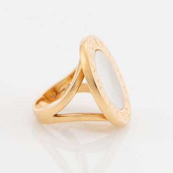 An 18K gold and mother of pearl Bulgari ring.