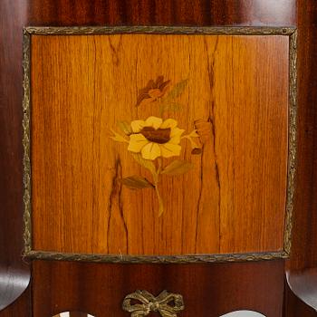 VITRINSKÅP, Louis XV-stil, 1900-tal.