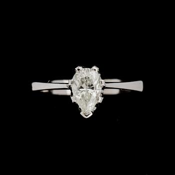 RING, 18 k vitguld med droppslipad diamant ca 0,85 ct. Vikt ca 2,7 g.