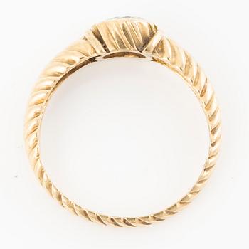 Ring, 18K guld med solitär briljantslipad diamant.