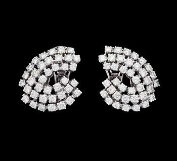 1069. EARRINGS, brilliant cut diamonds, tot. 5.30 cts.