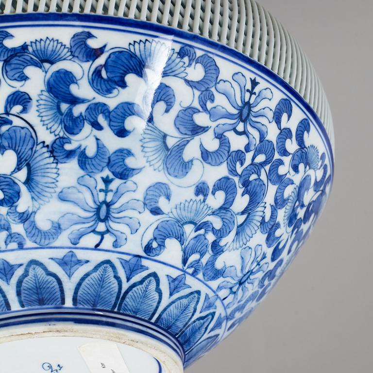 A large Japanese blue and white vase, 20th century.