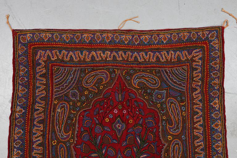 Broderi, ett par, semiantika Pateh Kirman, ca 279 x 88 cm respektive 282 x 84 cm.