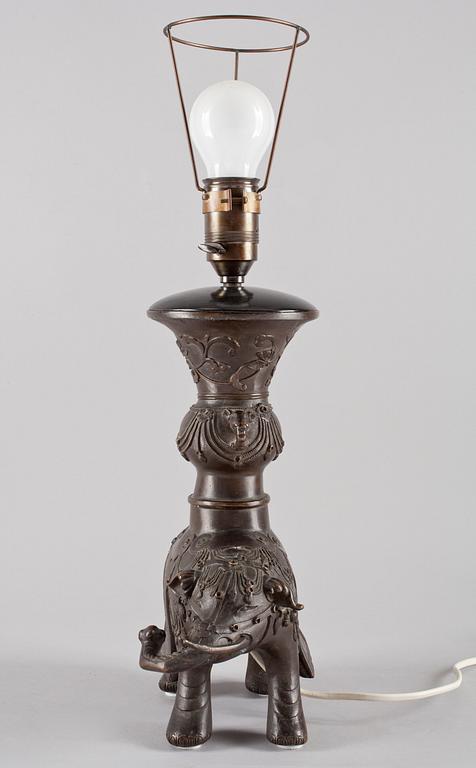 BORDSLAMPA, brons, ostasien, 1900-tal.
