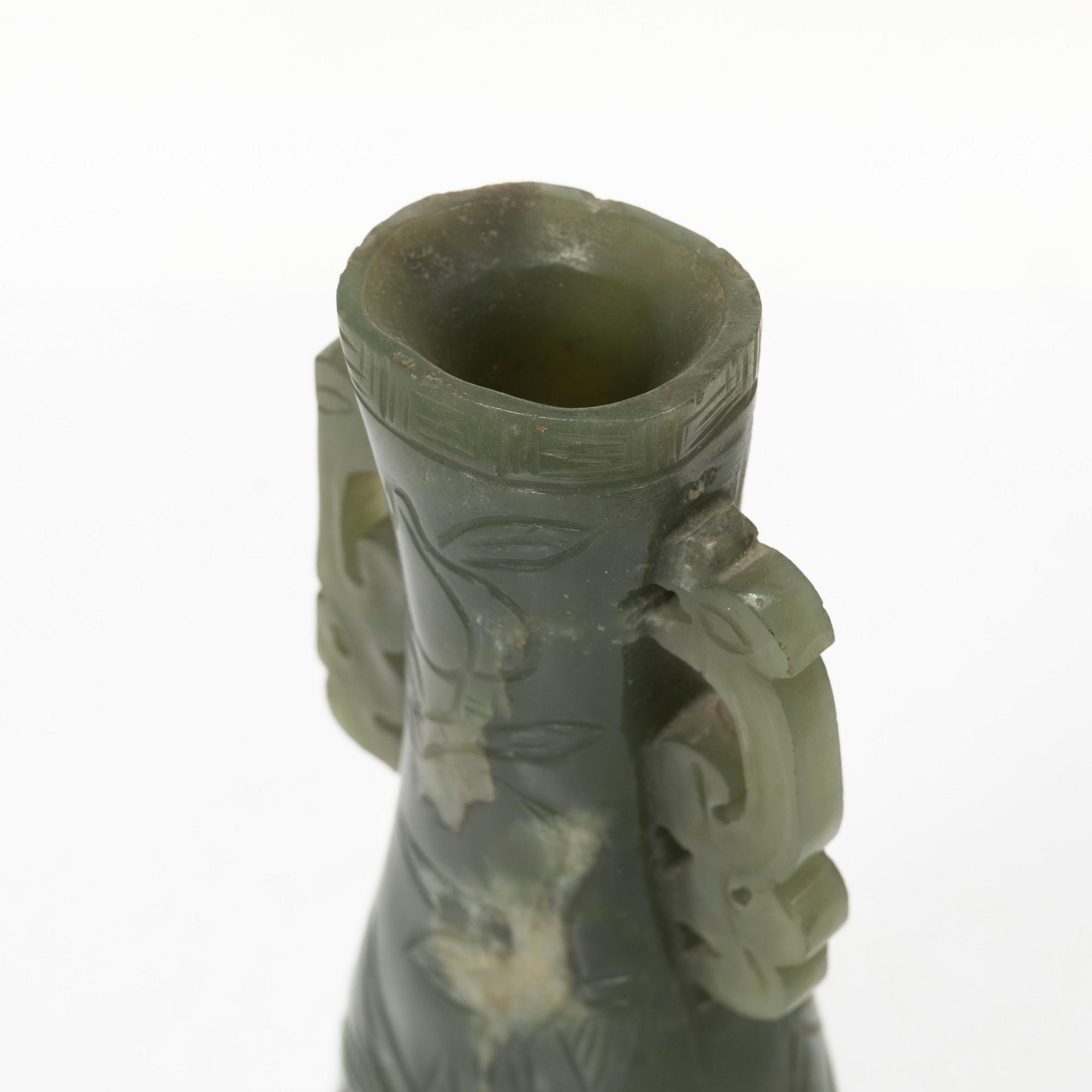 Vas, grön sten, möjligen bowenit, Kina, 1900-tal.