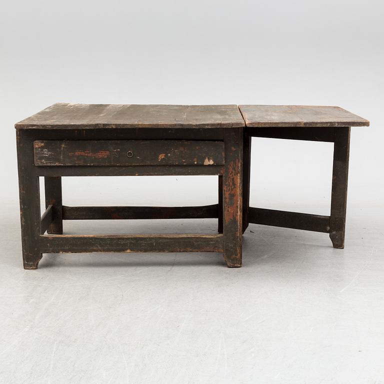 A painted pine gate leg table, 19th Century.