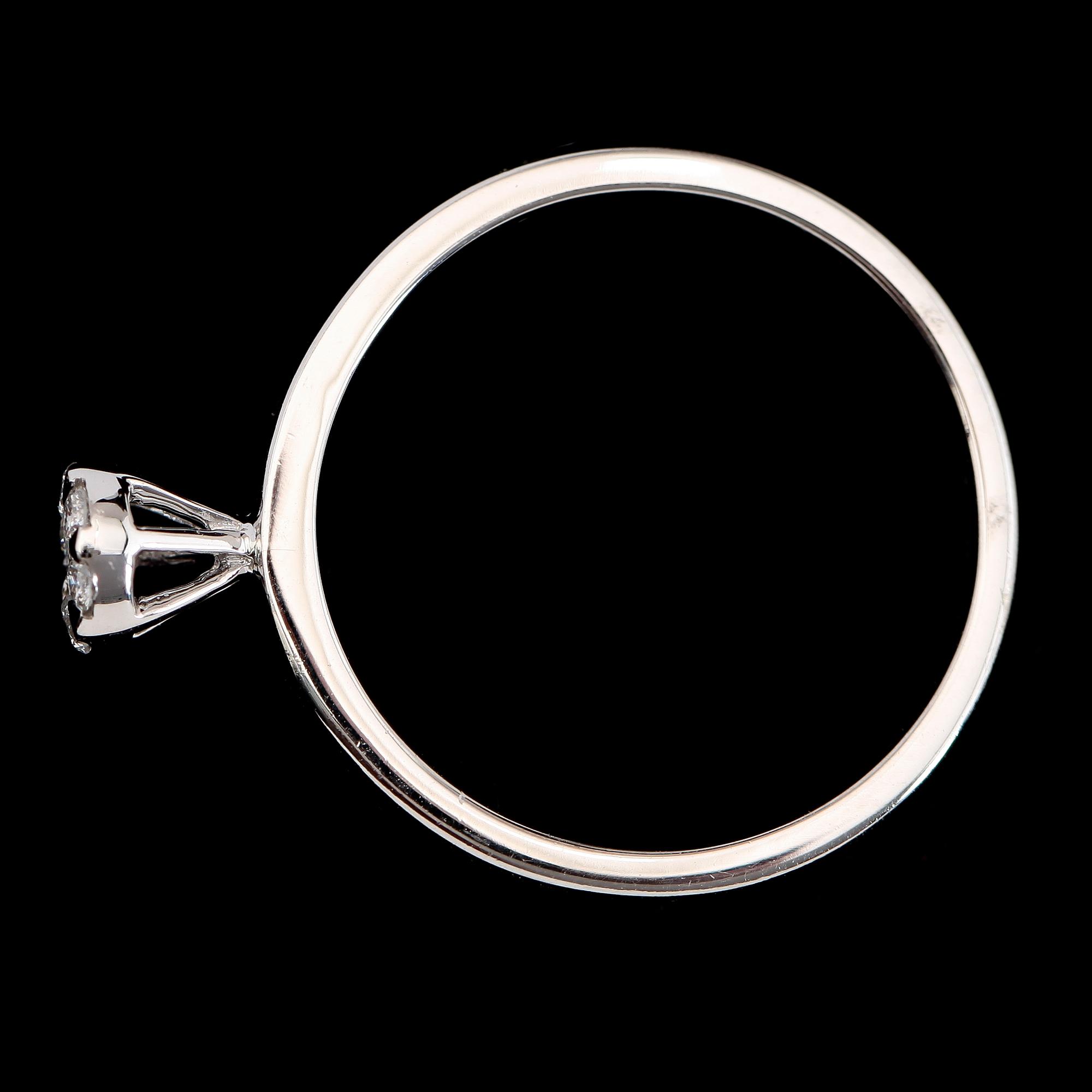 RING, 14K vitguld, briljantslipade diamanter. Vikt ca 3 g.