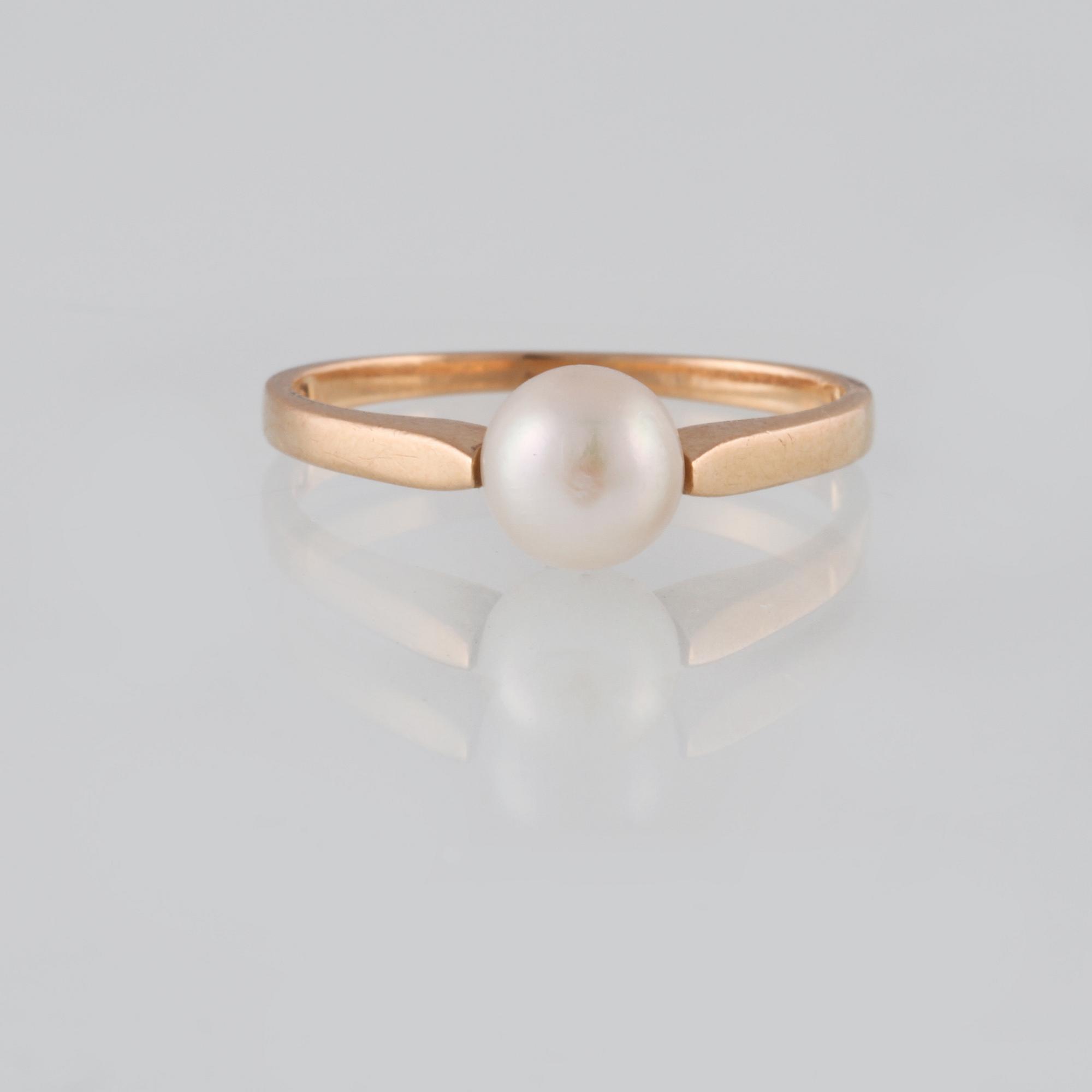 RING, 18K guld med odlad pärla, Ceson, Göteborg, 1958. Vikt 2,1 gram.