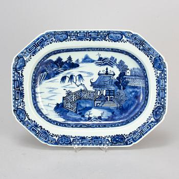 A blue and white export porcelain serving dish, Qing dynasty, Qianlong (1736-95).