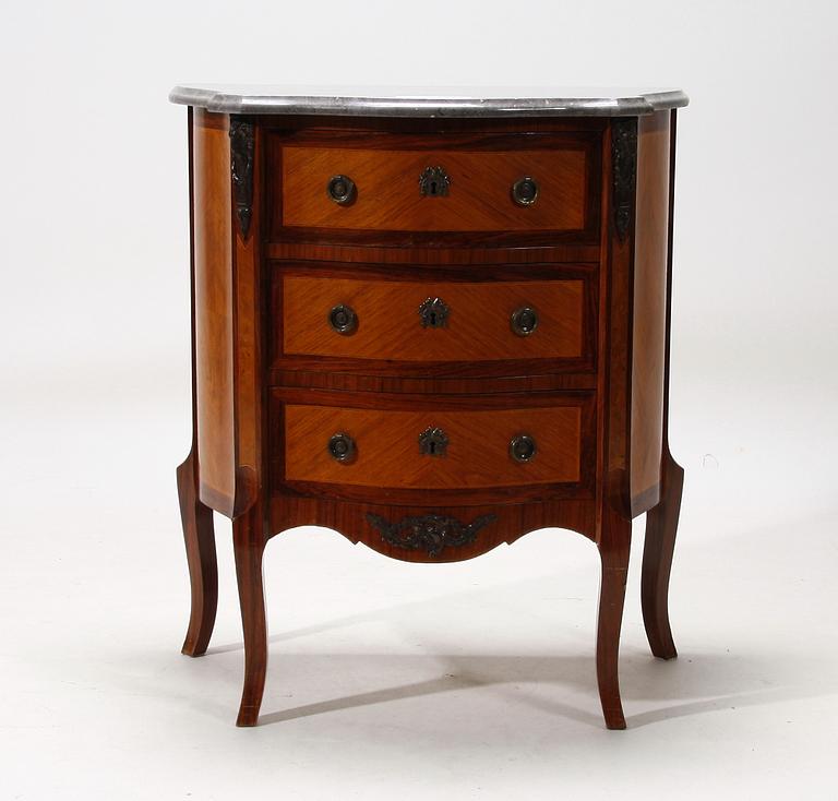 BYRÅ, Louis XVI-stil, 1900-talets första hälft.