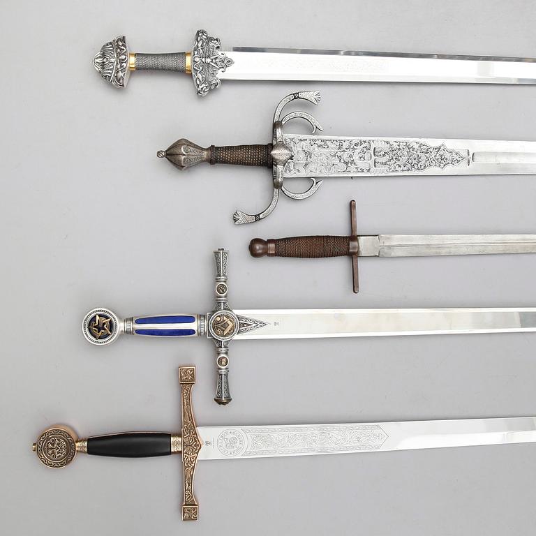 DEKORATIONSVAPEN, 5 st, kopior av äldre modeller, bl a Spanien, 1900-talets andra hälft.