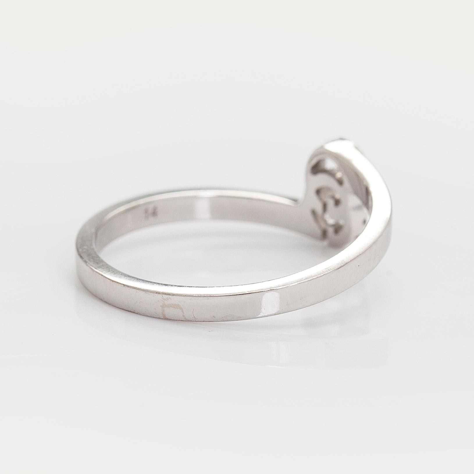 Gucci, an 18K white gold 'GG Running' ring with diamonds.