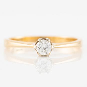 Ring in 18k gold set with a round brilliant-cut diamond.