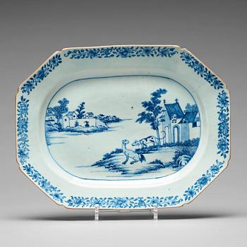 930. A blue and white serving dish, Qing dynasty, Qianlong (1736-95).