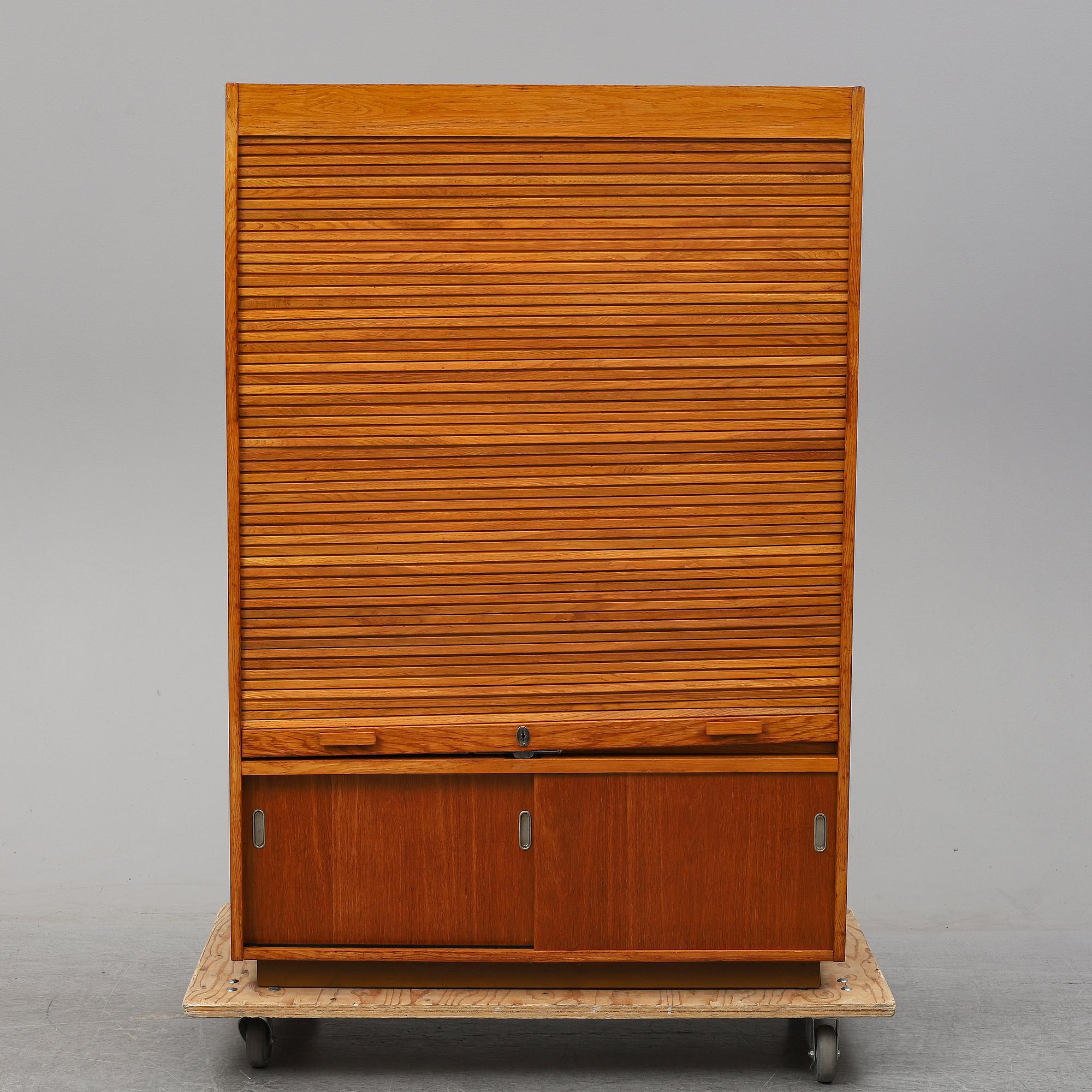 A oak cabinet from the first half of the 20th century.