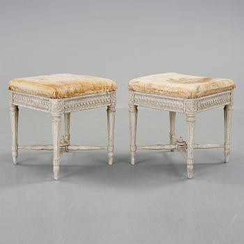 TABURETTER, ett par, gustaviansk stil, sent 1900-tal.