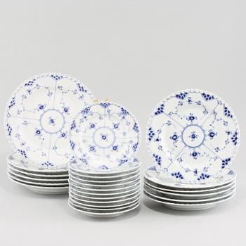 SERVISDELAR, 24 st, porslin, "Musselmalet", Royal Copenhagen, 1900-talets andra hälft.