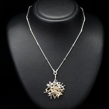 CHAO-HSIEN KUO, RIIPUS,  "Flying seeds / raindrop pendant", hopeaa, keum-boo 24K kultafolio, vuorikide, 2015.