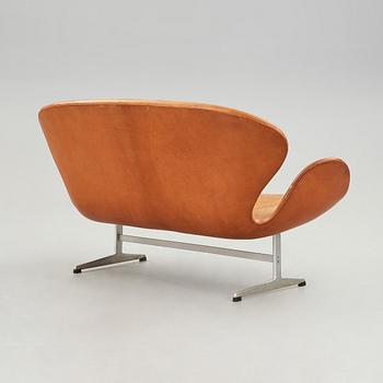ARNE JACOBSEN, soffa, "Svanen",  för Fritz Hansen, Danmark, 1960-tal.