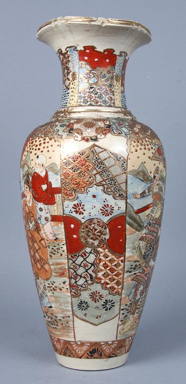 VAS, porslin, Satsuma, Japan, 1900-talets början.