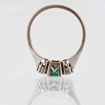 RING, 18K vitguld med 2 briljantslipade diamanter 0.30 ct samt smaragd 0.60 ct, Franz Holm, Stockholm, 1961. Vikt 3,2 g.