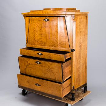 An early 19th century A SECRETAIRE CHEST OF DRAWERS.