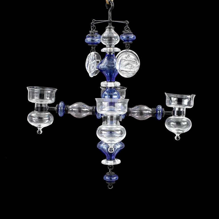 LJUSKRONA, järnsmide och glas, Erik Höglund, Boda, 1900-talets andra hälft. Höjd 57 cm.