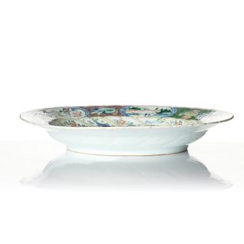 A large famille verte dish, Qing dynasty, Kangxi (1662-1722).