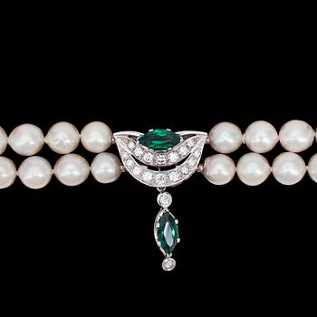 203. COLLIER, odlade japanska pärlor, ca 8 mm, lås briljantslipade diamanter, tot. ca 0.70 ct, och gröna turmaliner, Sengels.