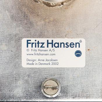 Arne Jacobsen, fåtölj, "Svanen", designad av Fritz Hansen, Danmark, 2002.