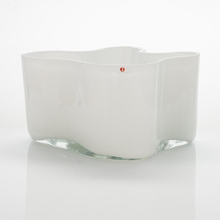 Alvar Aalto, a '3031' vase signed Alvar Aalto.