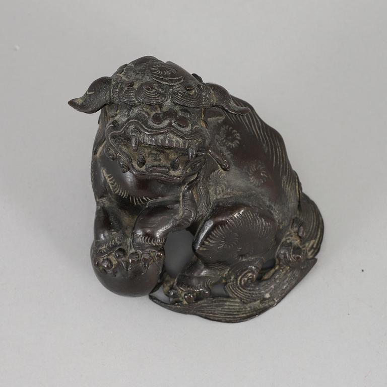 A bronze figure of a buddhist lion, Qing dynasty, circa 1900.