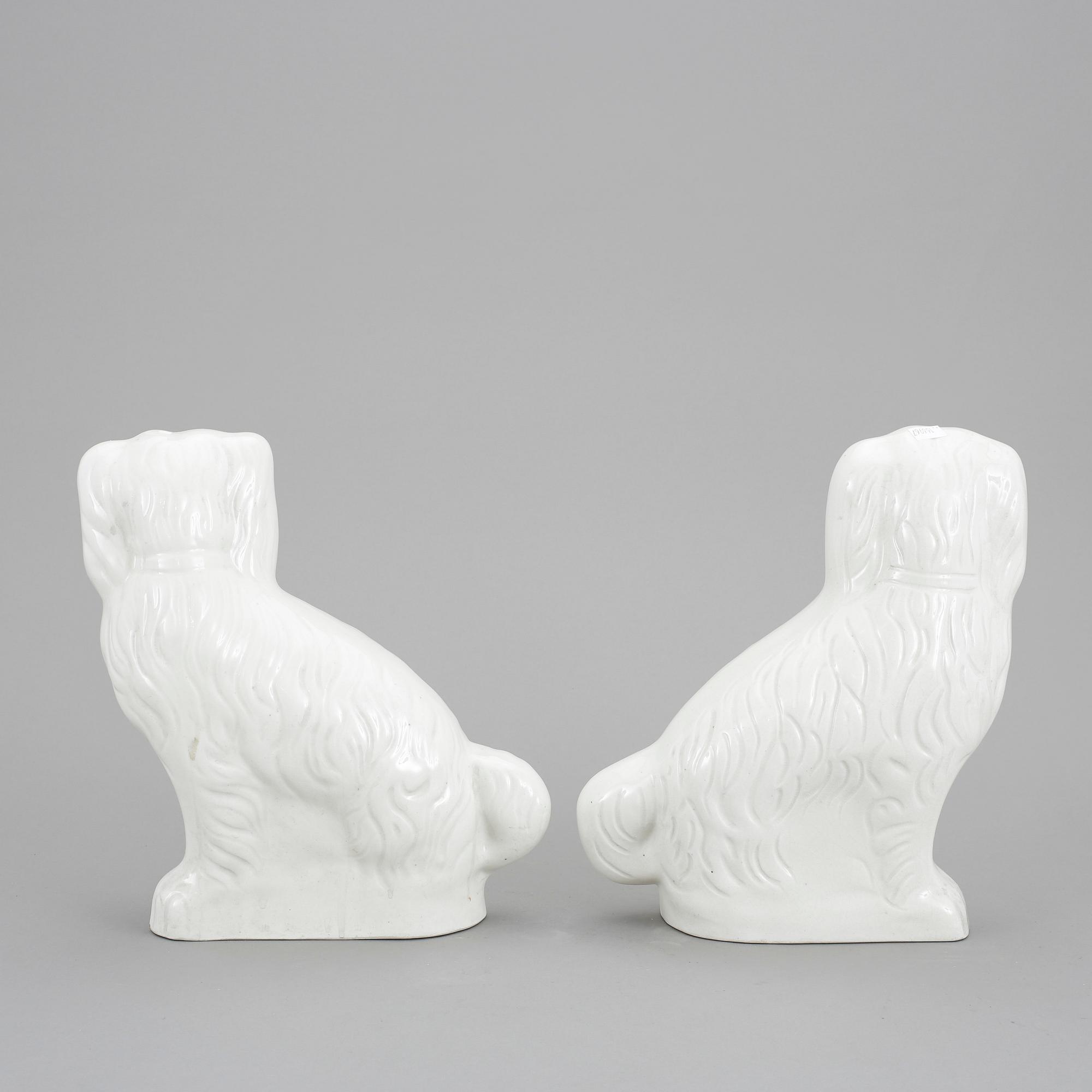FIGURINER ett par, flintgods, Staffordshire, England, 1900-talets första hälft.,