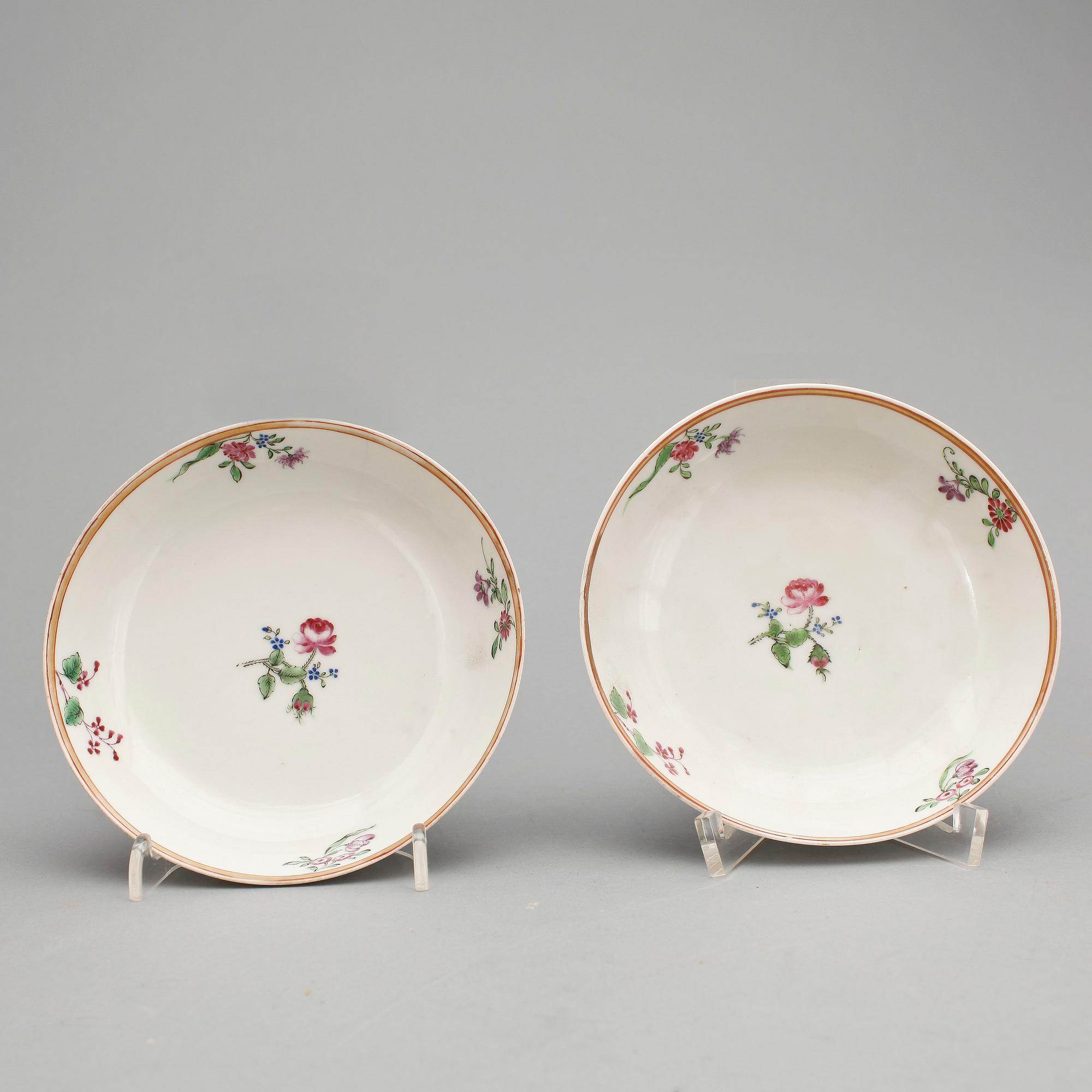 KOPPAR MED FAT, ett par, porslin, Qianlong (1736-95).