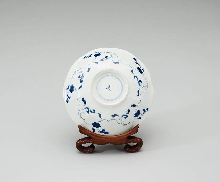 A blue and white flower shaped dish, Qing dynasty, Kangxi (1644-1722).