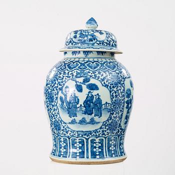 A blue and white jar with cover, Qing dynasty, 19th Century.