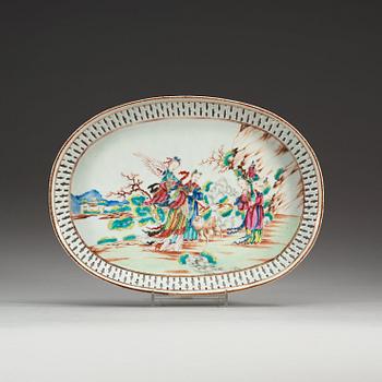 1542. A famille rose tray, Qing dynasty, Qianlong (1736-95).