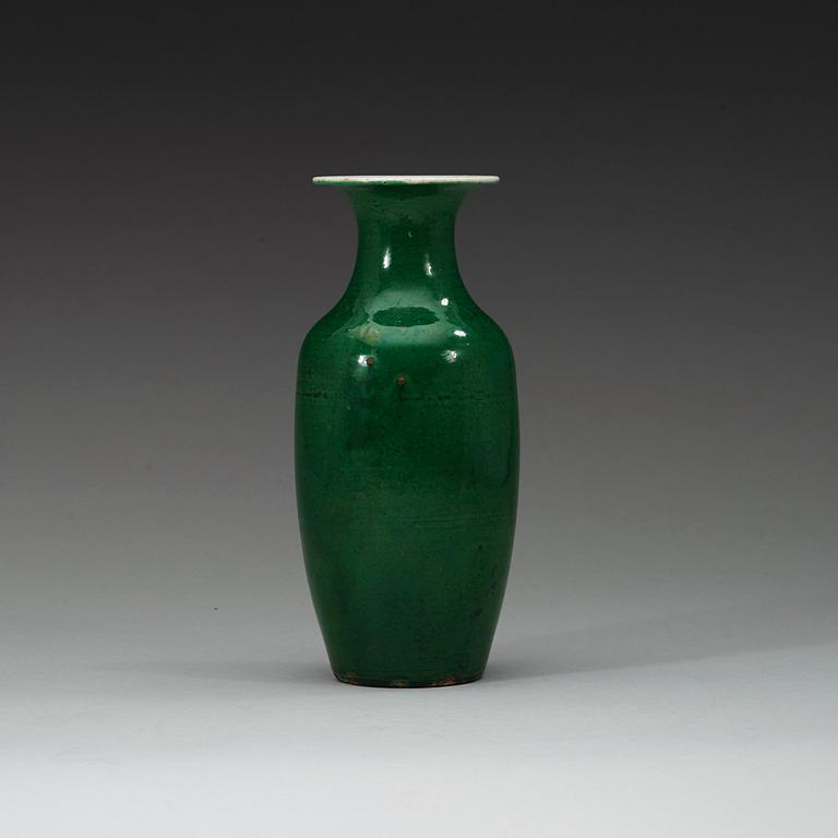 VAS, porslin, Qingdynastin troligen 1700-tal.