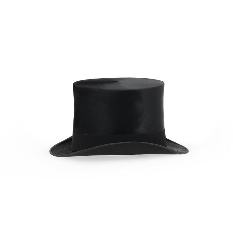 SCOTT & CO, a black felt top hat and leather case.