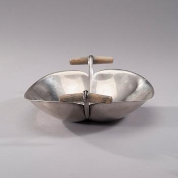 SKÅL, silver, trähandtag, Tapio Wirkkala, signerad TW, Kultakeskus Oy, Tavastehus 1957. Totalvikt 338 g.