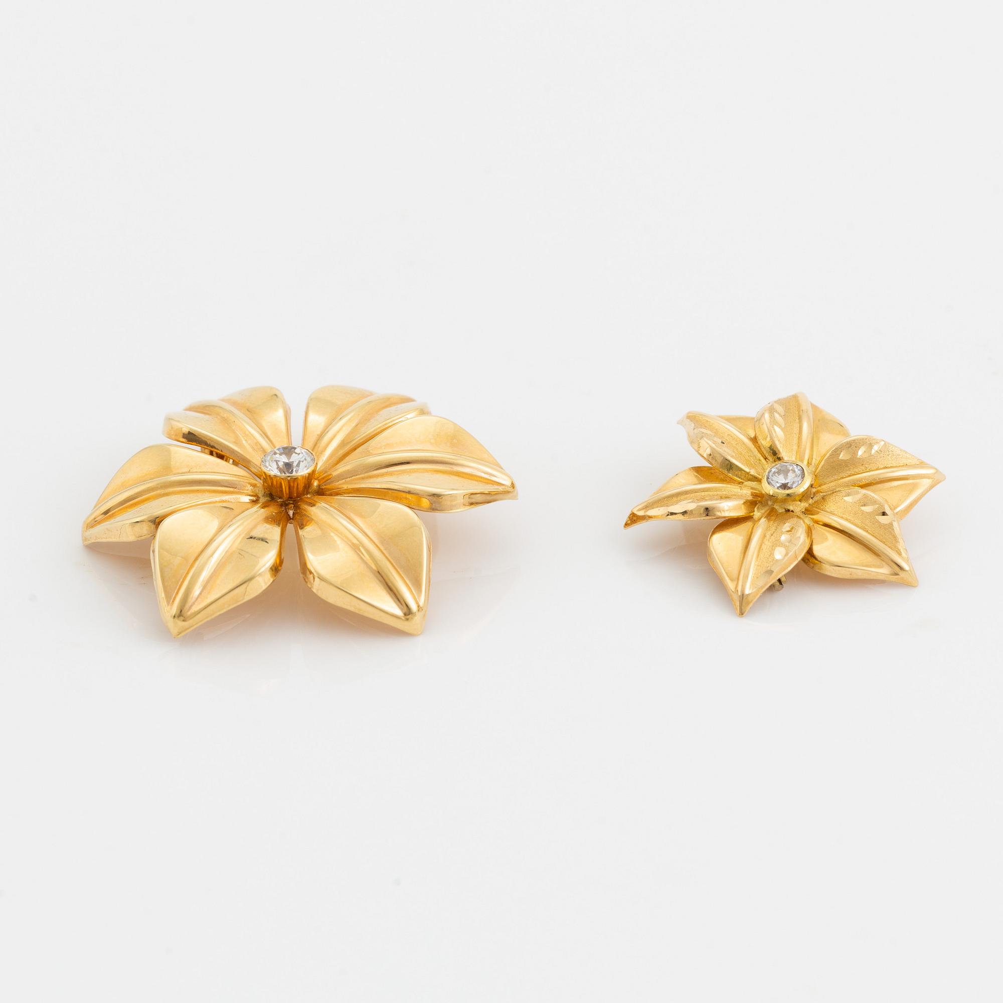 Four 18K gold brooches.