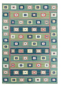 617. CARPET. "Grön äng". Flat weave. 309 x 209 cm. Signed AB MMF.