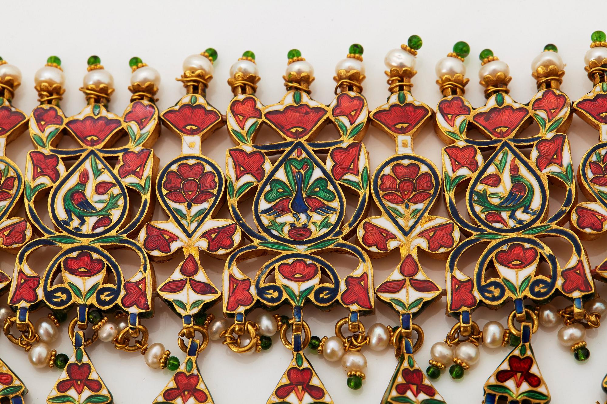 An Indian demi parure comprising a necklace and a pair of earrings.